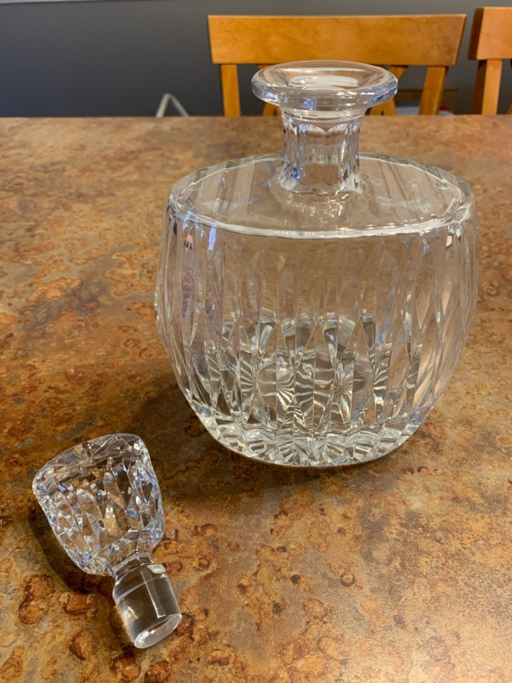 Crystal Glass Decanter - Clear Cut Pattern - Picture 2 of 2